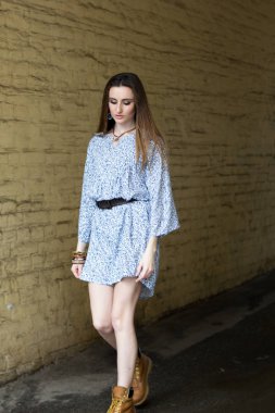 kız elbise ve ayakkabı şehir üzerinde yürüyor