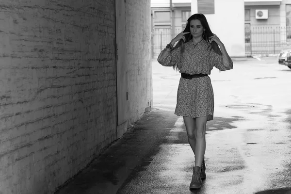 Kız elbise ve ayakkabı şehir üzerinde yürüyor — Stok fotoğraf