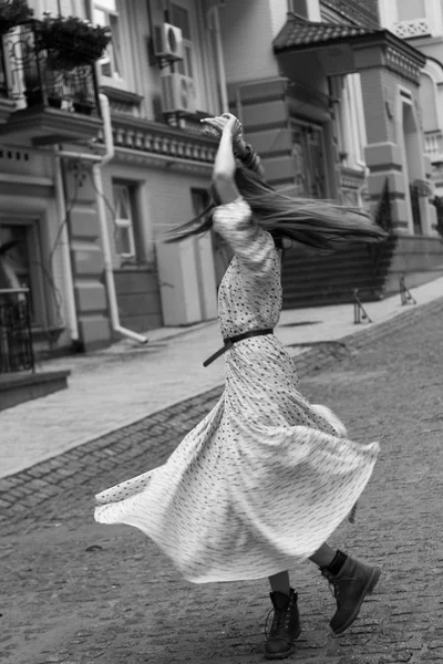 Young girl is dancing outside in the city. — Stock Photo, Image