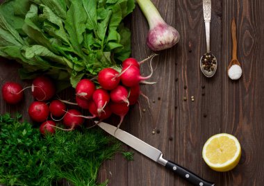 Turp, baharatlar ve otlar ahşap masa üzerinde grup. 