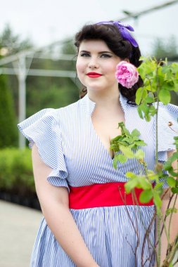 artı pot çiçeklenme ile kız tutar boyutu serada gül