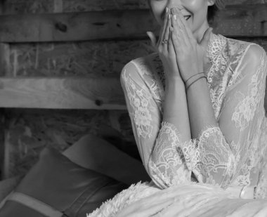 Gelin düğün için giyiniyor. Siyah ve beyaz.