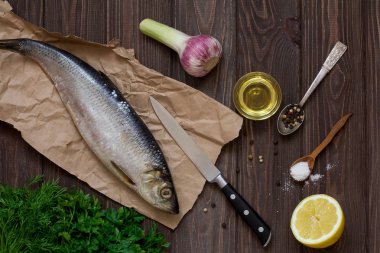 Ahşap masa ringa yemek pişirmek için malzemeler. Vintage.