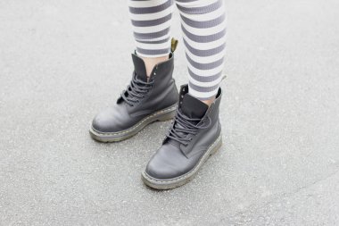 Bir kız ayakkabı ve tayt bacakları.