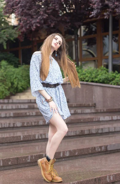 Chica joven con el pelo largo en vestido corto en la ciudad — Foto de Stock