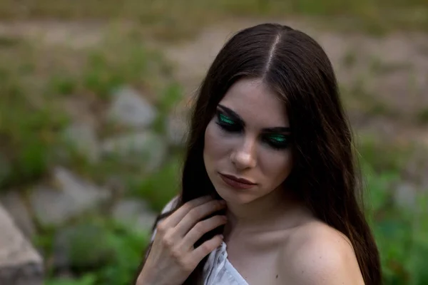 Portrait de jeune fille aux cheveux longs en forêt . — Photo