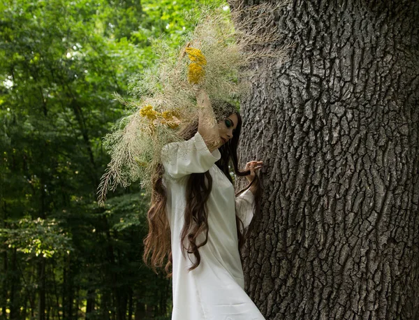 Молодая девушка в венке гуляет по лесу. Народный стиль . — стоковое фото