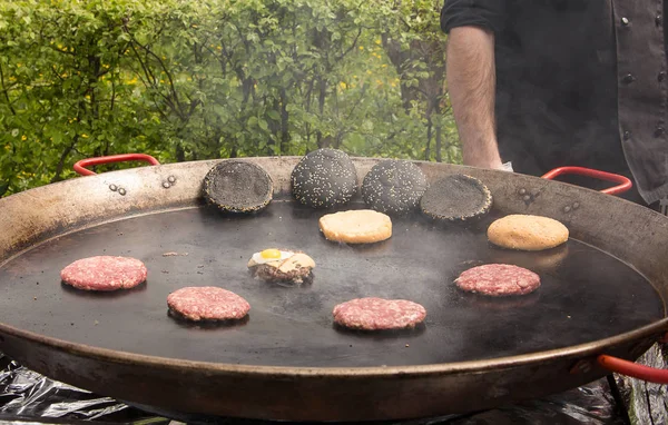 Cook prepares burgers for a picnic — Stock Photo, Image