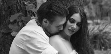 İki aşık. Adam kız ormanda hugs..