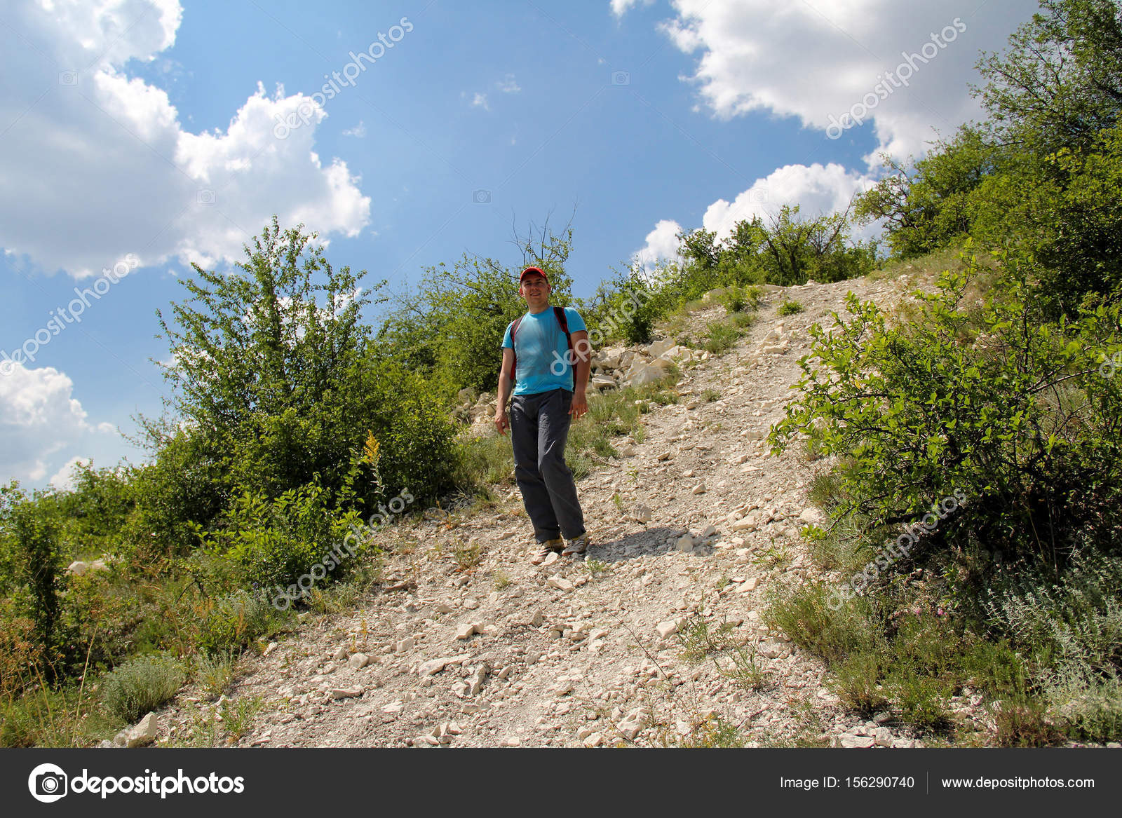 спустившись с холма. человек спускается с холма рисунок. девочка прыгает за руку. люди горы путешествие. бельгия ватерлоо монумент льва.