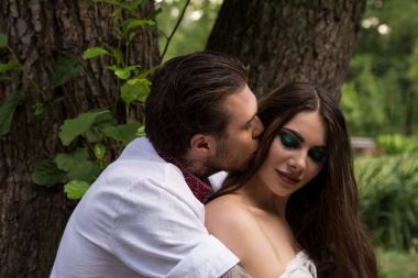 adam kız ormanda doğada hugs