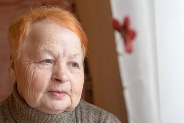 yaşlı kadın pencereden görünüyor. Portre. 