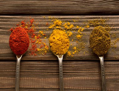  Üç kaşık çeşitli baharatlar ile. Yakın çekim. Üstten Görünüm.
