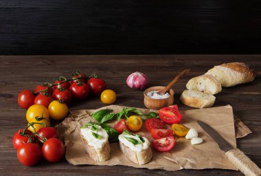 Peynir, fesleğen ve domates ile İtalyan Bruschetta. Pişirme.