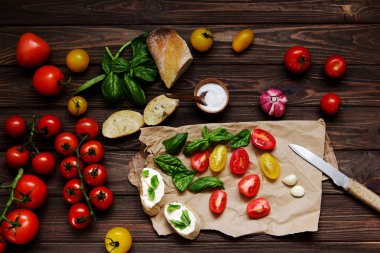  Bruschetta ve salata yemek pişirmek için malzemeler. Üstten Görünüm.