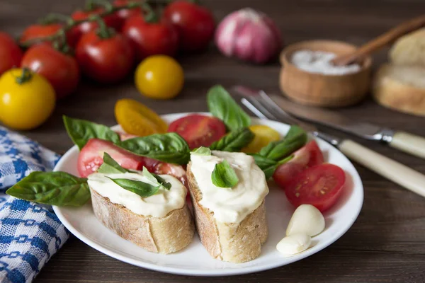 Італійський Брускетта з сиром, базилік і помідори. Приготування їжі. — стокове фото