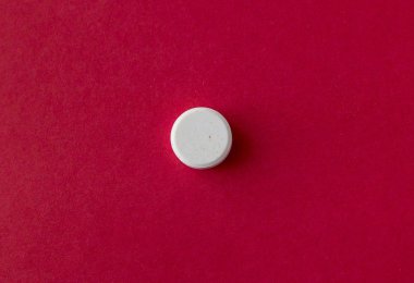 Kırmızı zemin üzerine bir büyük tablet. Üstten Görünüm. 