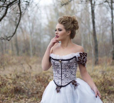 Muhteşem vintage beyaz elbiseli güzel genç bayan. Portre o