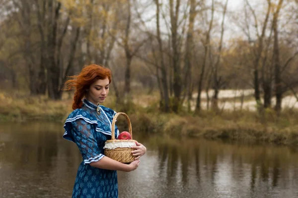 Woman holding  basket with apples in autumn outdoor — Stock Photo, Image