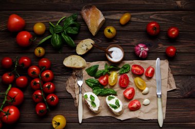 Bruschetta ahşap bir masa üzerinde yemek pişirmek için malzemeler. Traditiona