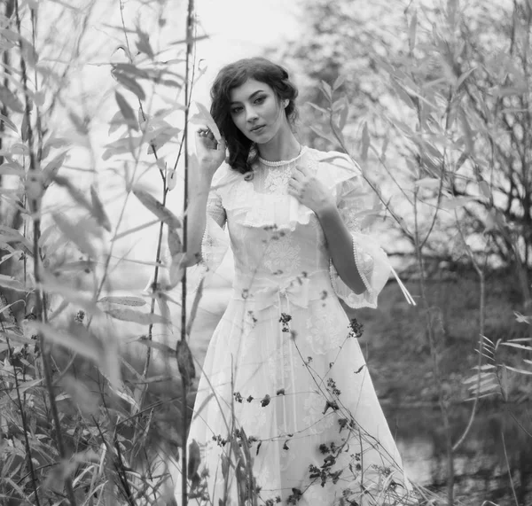 Jovem de vestido branco na floresta. Preto e branco — Fotografia de Stock