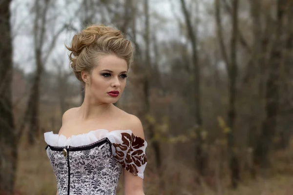 Lady in gorgeous vintage white dress in the forest — Stock Photo, Image