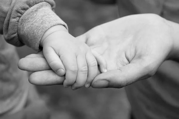 Dítě za ruku v ruce matka closeup — Stock fotografie