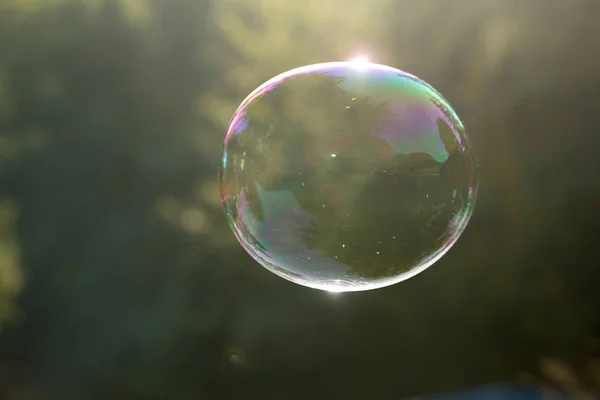 Een zeepbel buitenshuis. — Stockfoto