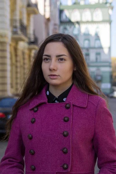 Style de vie en plein air portrait de belle femme en ville . — Photo