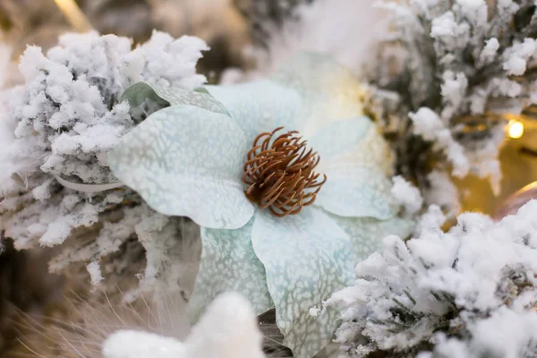 Ornements de Noël bleus et blancs sur fond de vacances à paillettes . — Photo