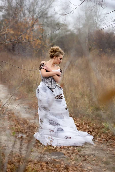 Portrét romantické ženy v lese víla — Stock fotografie