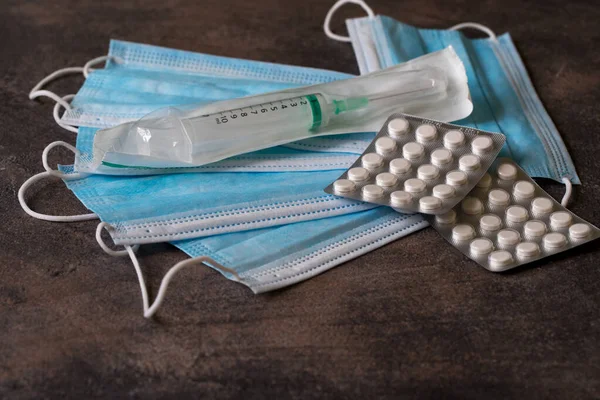 Máscara Desechable Médica Azul Pastillas Sobre Fondo Oscuro — Foto de Stock