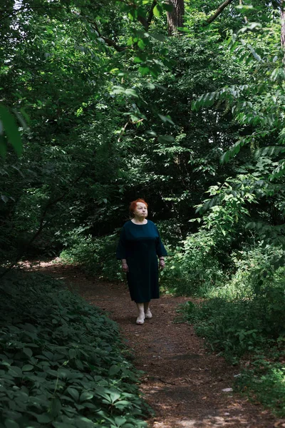 Старуха Гуляет Летнему Лесу Одинокая Пожилая Женщина Идущая Лесу — стоковое фото