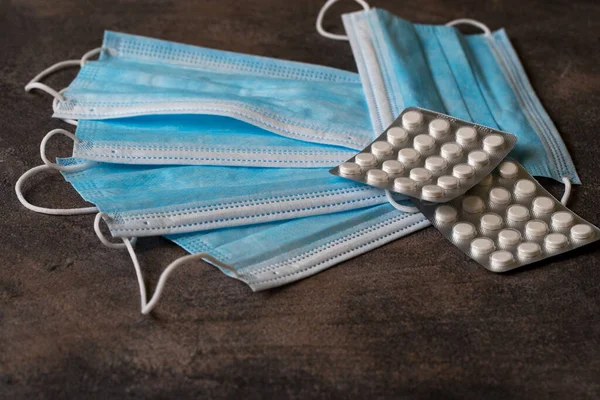 Máscara Desechable Médica Azul Pastillas Sobre Fondo Oscuro — Foto de Stock