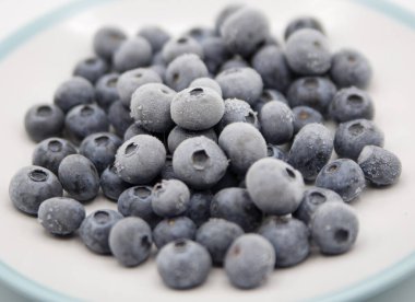 Lezzetli donmuş yaban mersini tabağında