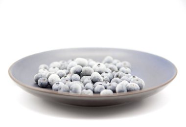 Lezzetli donmuş yaban mersini tabağında