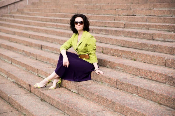 女人坐在城市的台阶上 — 图库照片