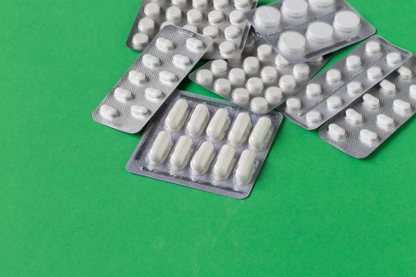Tabletas Medicina Para Salud Las Personas Fondo Verde — Foto de Stock
