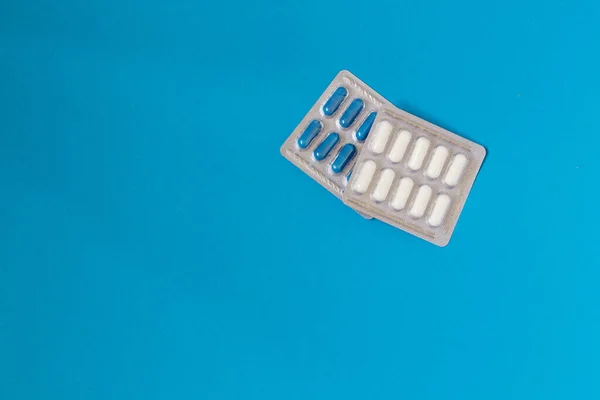 Comprimidos Medicina Para Saúde Das Pessoas Fundo Azul — Fotografia de Stock