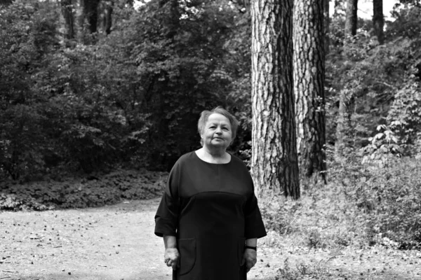 Старуха Гуляет Парку Портрет Улыбающейся Пожилой Женщины Черное Белое — стоковое фото