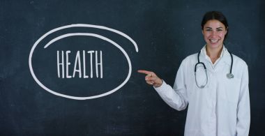 (Öğrenci) Doktor güzel kız portresi bir kara tahta yakın kişi sağlığını seçer. Konsept: fikirler, okul, üniversite, kimya, bilim, öğretmenler, bellek, biyoloji, hekim, üniversite