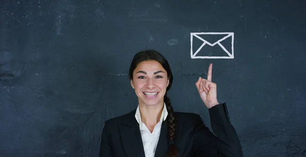 Porträt einer glücklichen schönen Business-Girl (Studentin) hat eine neue Nachricht und SMS, im Hintergrund einer schwarzen Tafel. Konzept: Ideen, Universität, Hochschule, Frage, Berufswahl, Denken. — Stockfoto