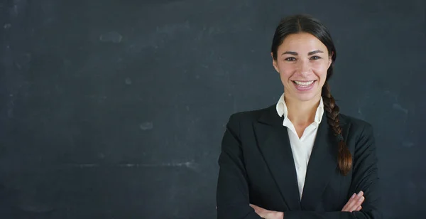 Portret van een mooi bedrijf meisje, een marketing leraar, denken over nieuwe ideeën en strategieën, op een zwarte achtergrond. Concept: carrière groei, groeimeter, succesvolle girl, marketing, ideeën. — Stockfoto