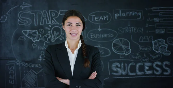 Menina de negócios bonita, professor de marketing, desenha um gráfico de sucesso em uma placa preta, em um fundo preto. Conceito: crescimento da carreira, gráfico de crescimento, menina de sucesso, marketing, ideias, finanças . — Fotografia de Stock