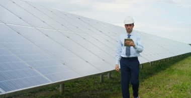 Uzaktan kumanda ile fotovoltaik paneller güneş enerji mühendisi uzman temiz, yenilenebilir enerji kullanarak izleme sistemi için rutin eylemleri gerçekleştirir. Uzaktan Destek teknoloji için uygulanan kavramı.