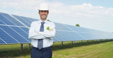 Fotovoltaik güneş enerjisi panelleri teknik uzman, uzaktan kumanda temiz, yenilenebilir enerji kullanarak izleme sistemi için rutin eylemleri gerçekleştirir. Uzaktan Destek teknoloji kavramı.