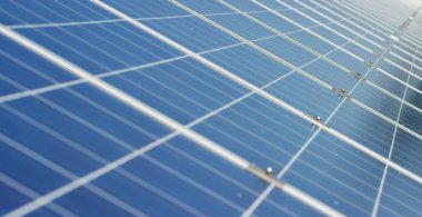 Yakın temiz enerji, yenilenebilir enerji kullanarak fotovoltaik panel için görüntüleyin. Uzaktan Destek teknoloji, biyo ekoloji kavramı ekoloji, güneş ışığı, bio enerji, güneş paneli tasarım elektrik.
