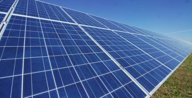 Yakın temiz enerji, yenilenebilir enerji kullanarak fotovoltaik panel için görüntüleyin. Uzaktan Destek teknoloji, biyo ekoloji kavramı ekoloji, güneş ışığı, bio enerji, güneş paneli tasarım elektrik.