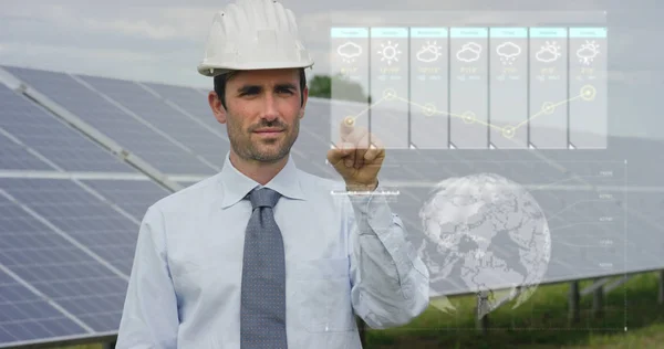 Un ingeniero futurista experto en paneles solares fotovoltaicos, utiliza un holograma con control remoto, realiza acciones complejas para monitorear el sistema utilizando tecnologías de soporte remoto de energía renovable limpia — Foto de Stock