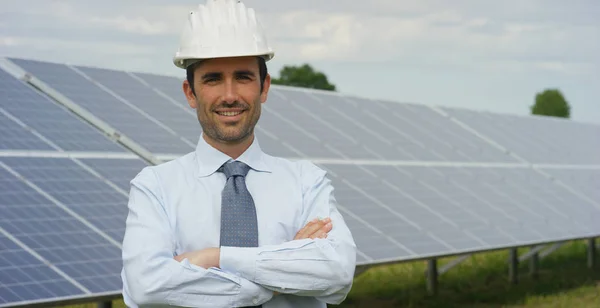 Műszaki szakértő-a napenergia fotovoltaikus panel, távirányító végez rendszeres műveletek rendszer nyomon követése, a tiszta, megújuló energia. távoli támogat technológia fogalmának. — Stock Fotó